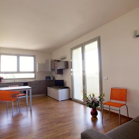 Residence Le Querce Чернуско сул Навильо Стая снимка